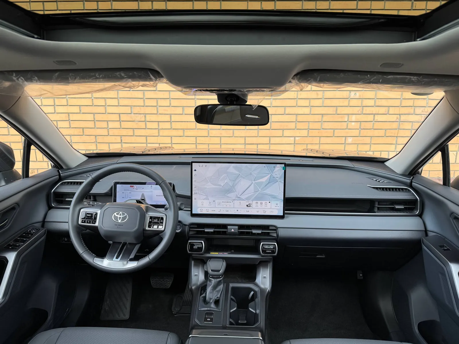 Кокпит Toyota RAV4 2026 — реальное фото