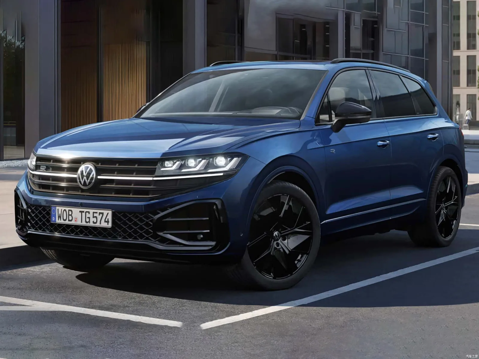 Volkswagen Touareg 2025 синего цвета — вид спереди три четверти