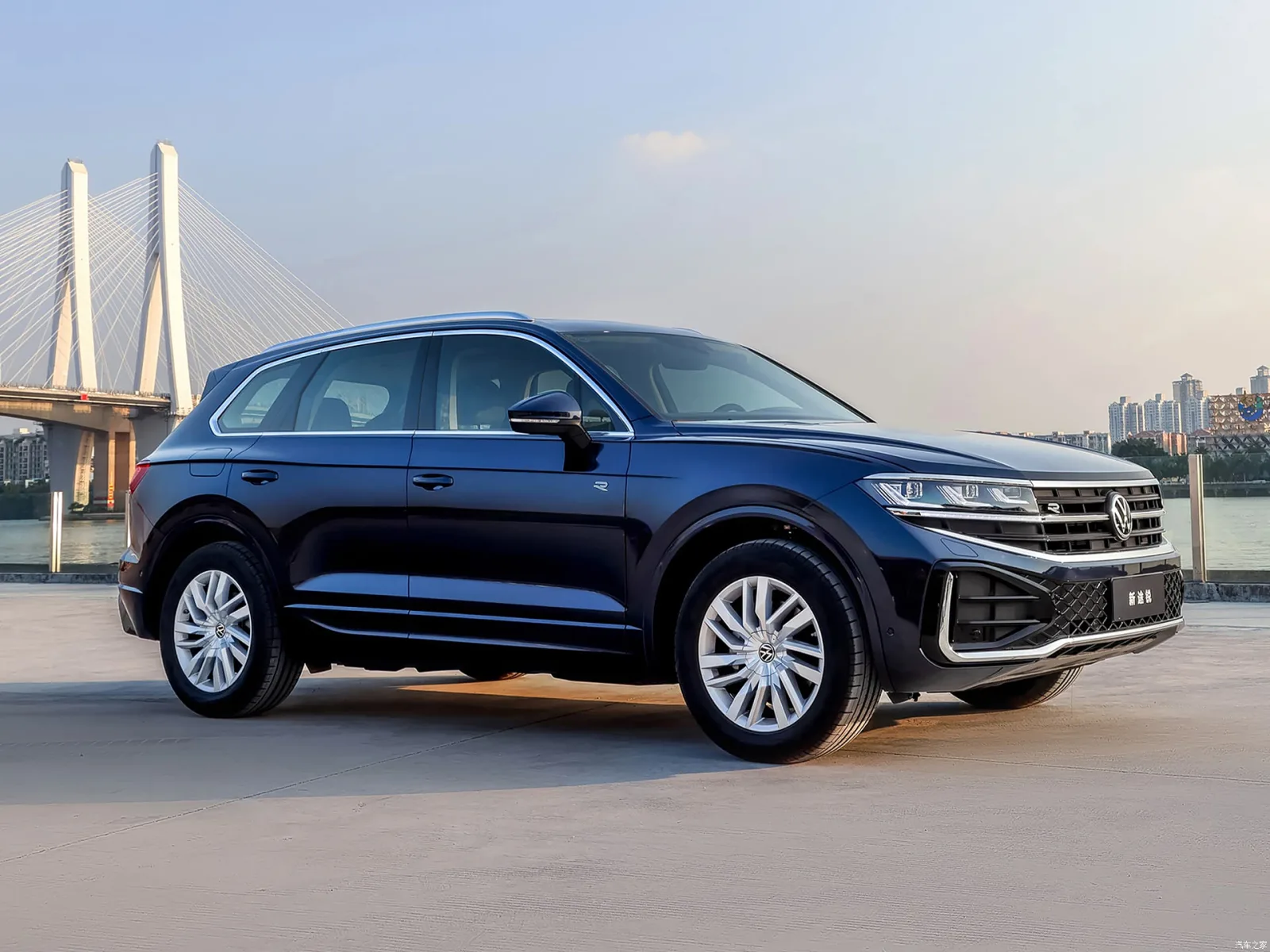 Volkswagen Touareg 2025 — вид спереди