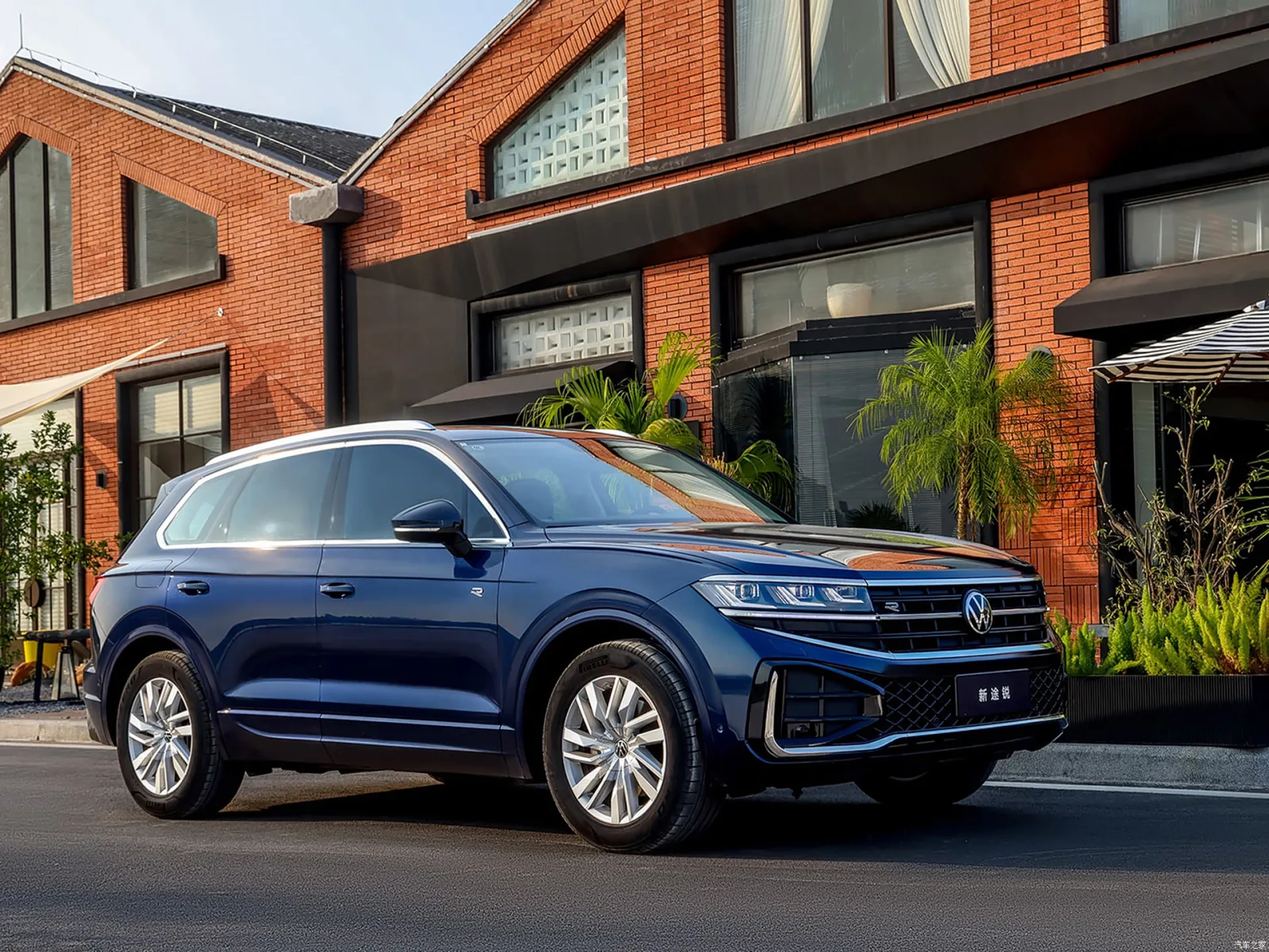 Volkswagen Touareg 2025 у дома — вид три четверти