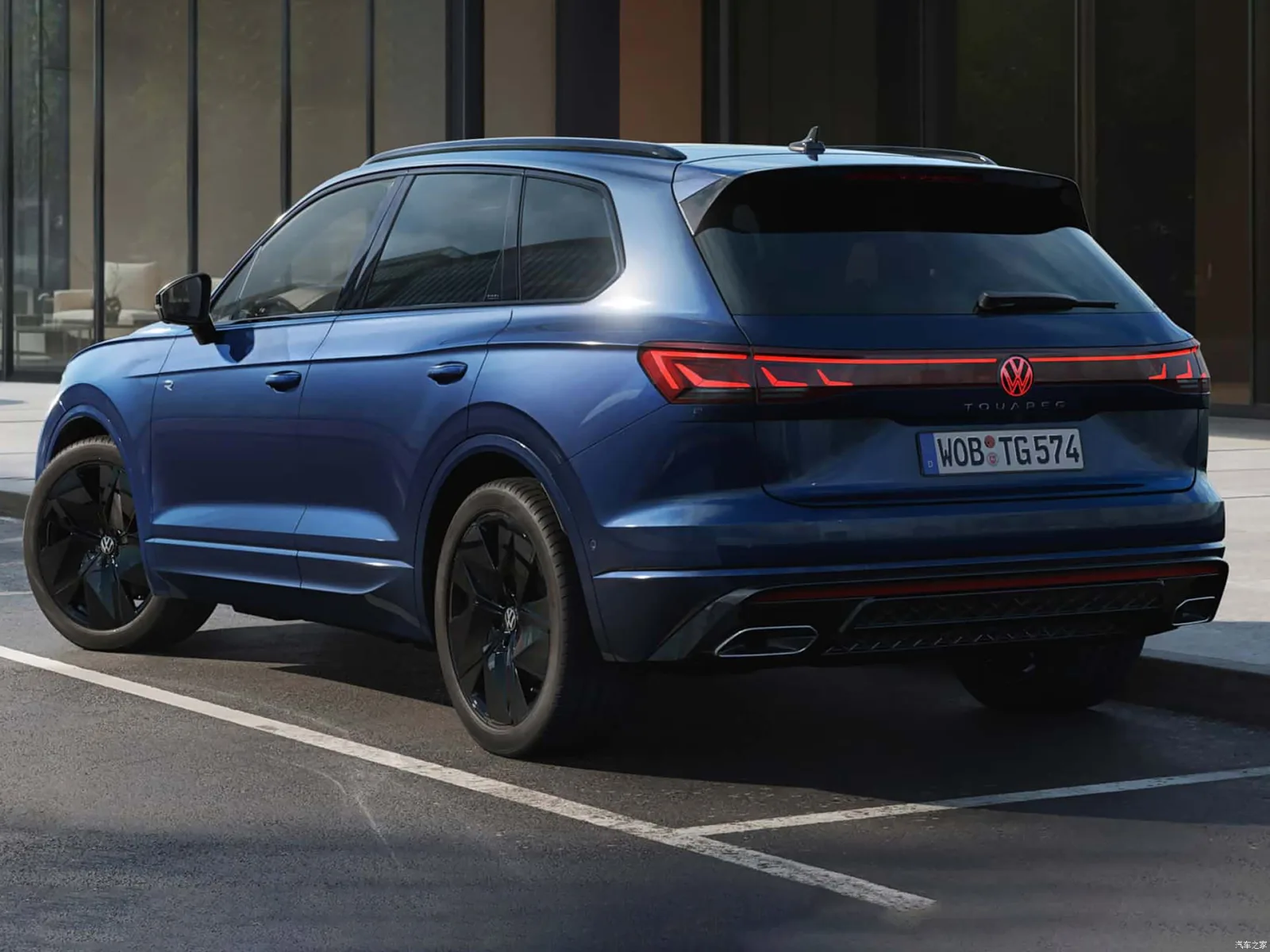 Volkswagen Touareg 2025 — вид сзади три четверти