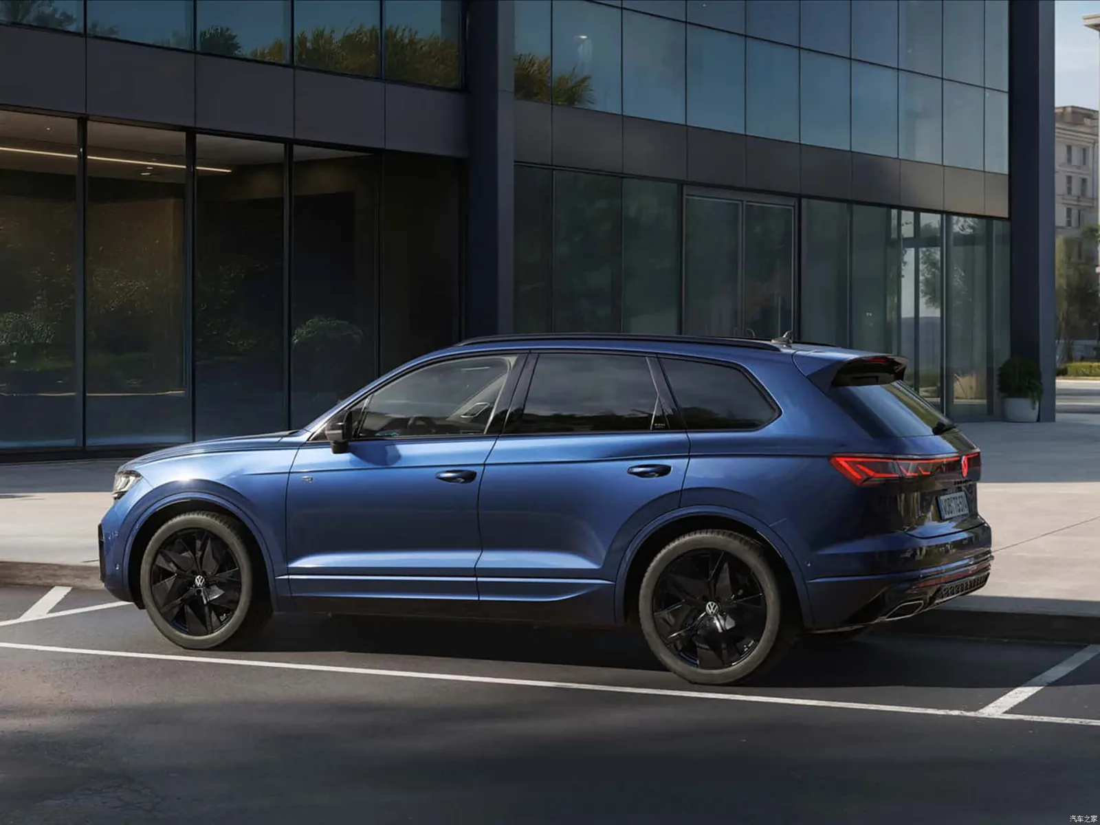 Volkswagen Touareg 2025 — корма