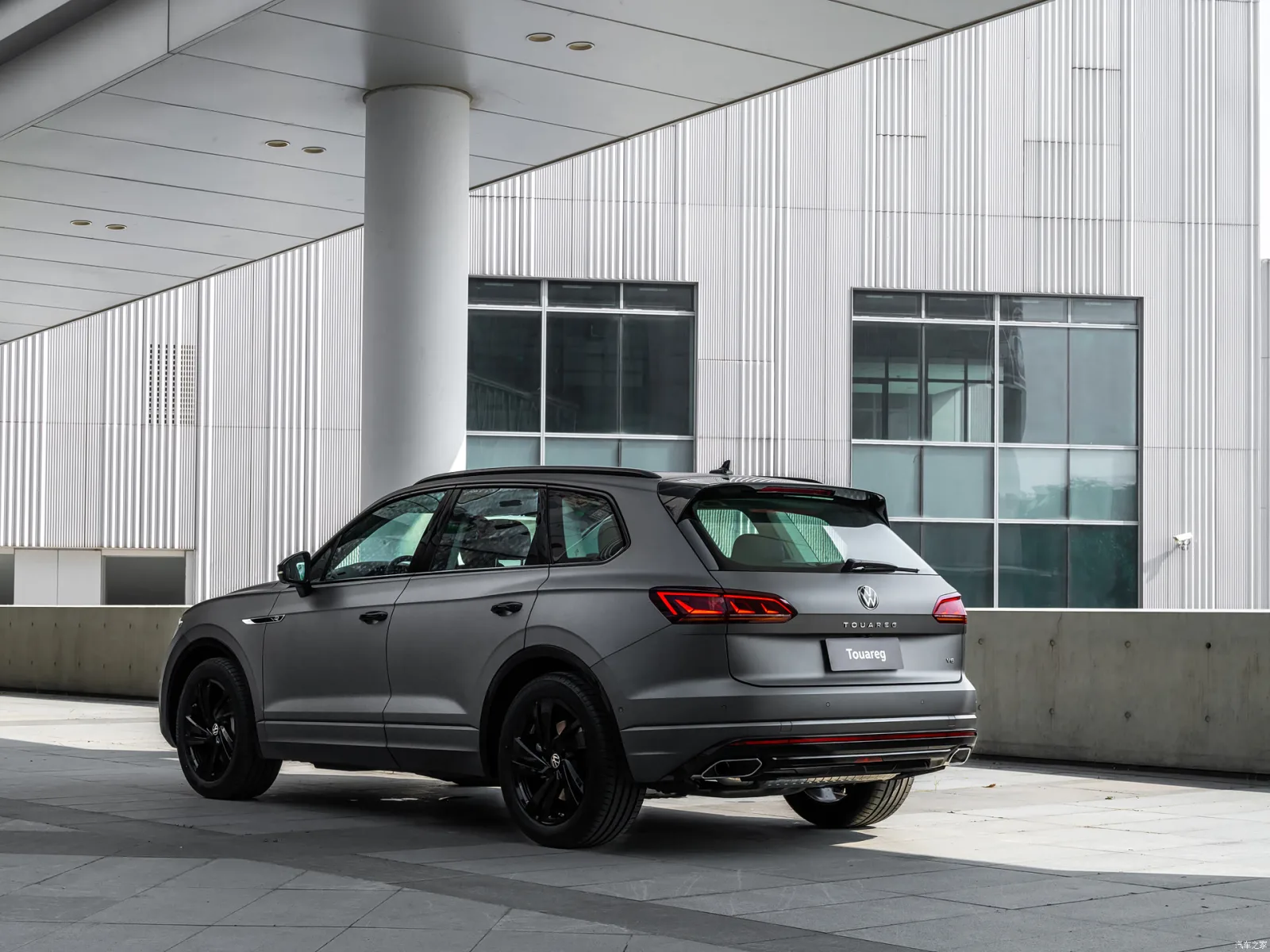 Volkswagen Touareg 2025 серого цвета — вид три четверти