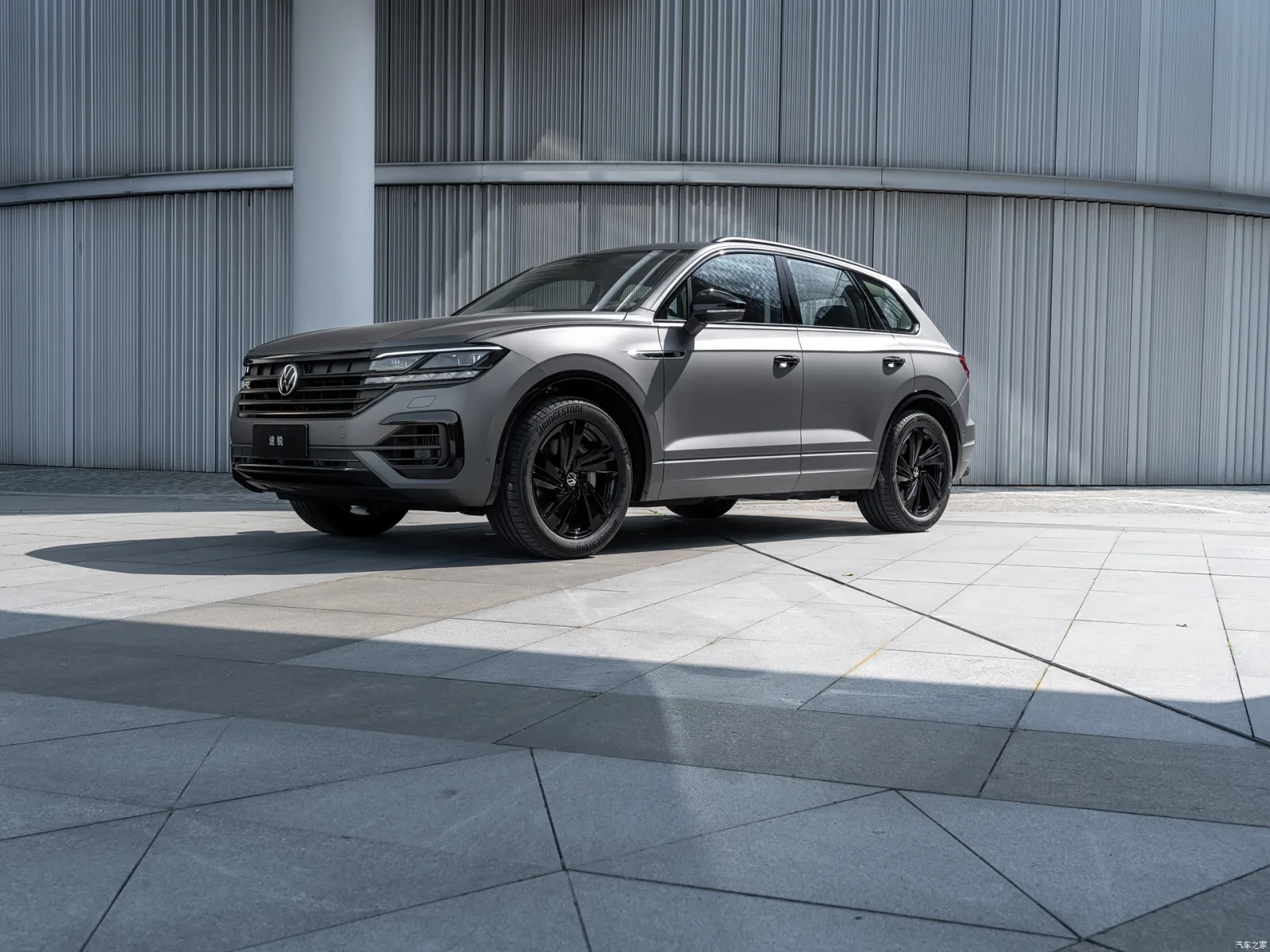 Volkswagen Touareg 2025 серого цвета — вид спереди