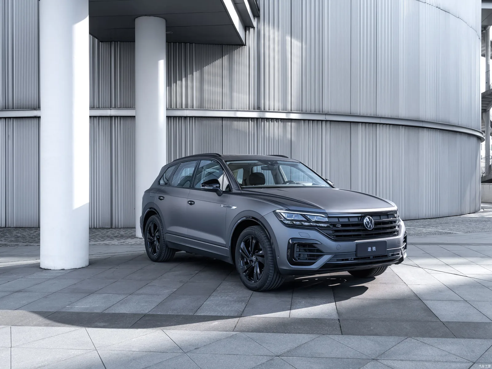 Volkswagen Touareg 2025 серого цвета — вид сзади
