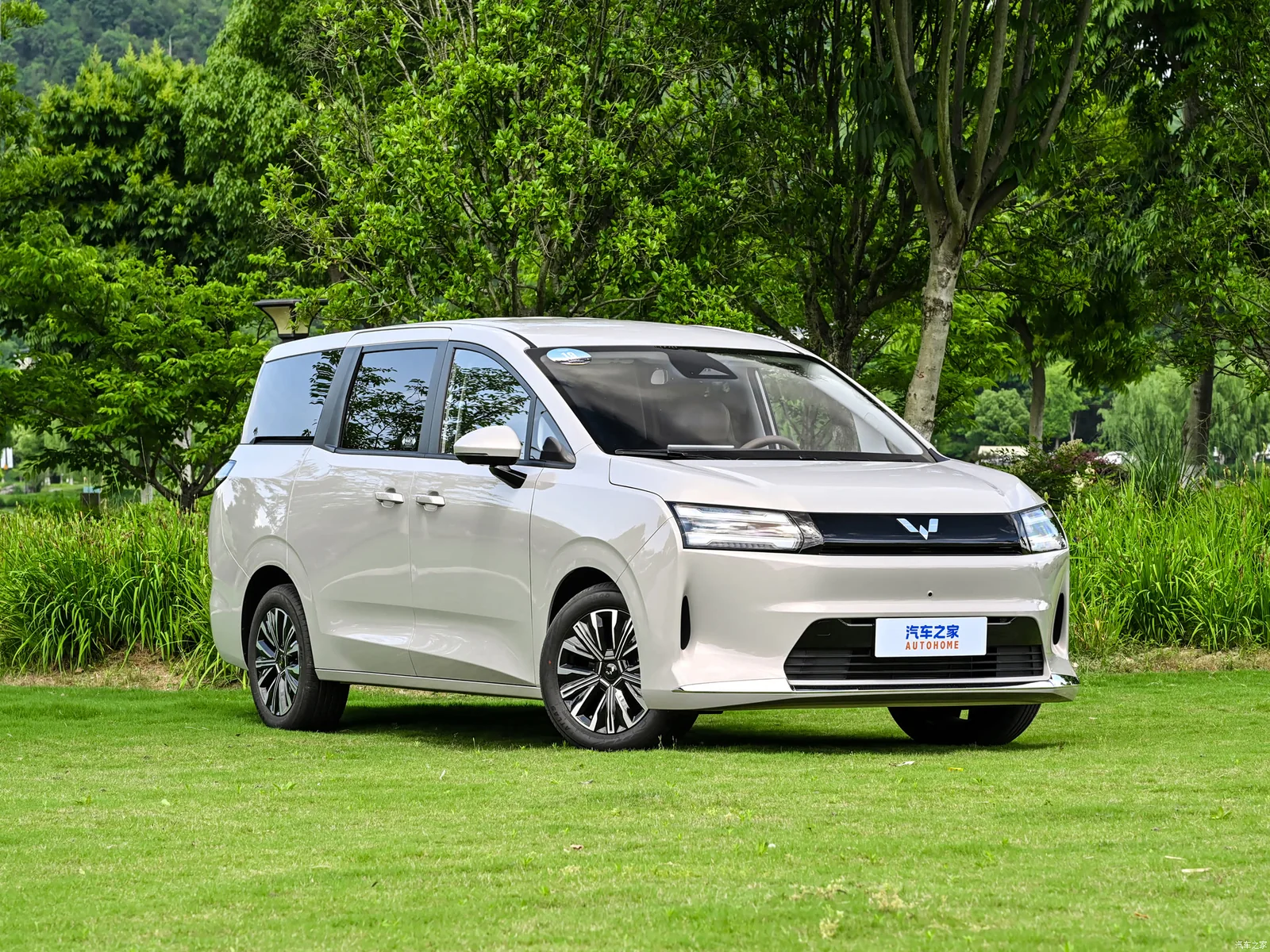 Wuling Starlight 730 2026 — электро-версия, вид спереди три четверти