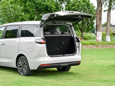 Wuling Starlight 730 — открытый багажник с электроприводом двери