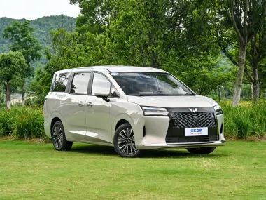 Wuling Starlight 730 PHEV — гибрид с решёткой радиатора, вид спереди три четверти