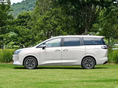Wuling Starlight 730 — вид сбоку, минивэн длиной 4910 мм