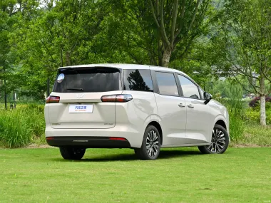 Wuling Starlight 730 — вид сзади три четверти