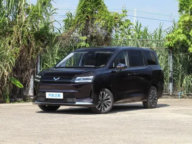 Wuling Starlight 730 в тёмно-сливовом цвете — вид спереди три четверти