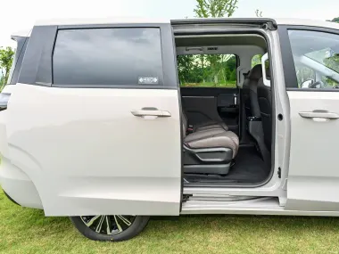 Wuling Starlight 730 — открытая сдвижная дверь и второй ряд