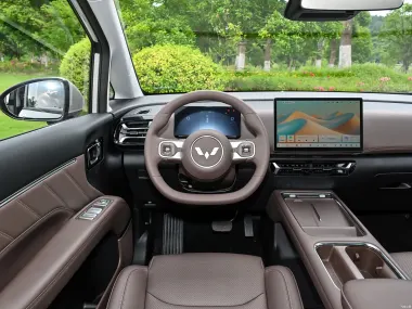 Салон Wuling Starlight 730 — передняя панель и руль