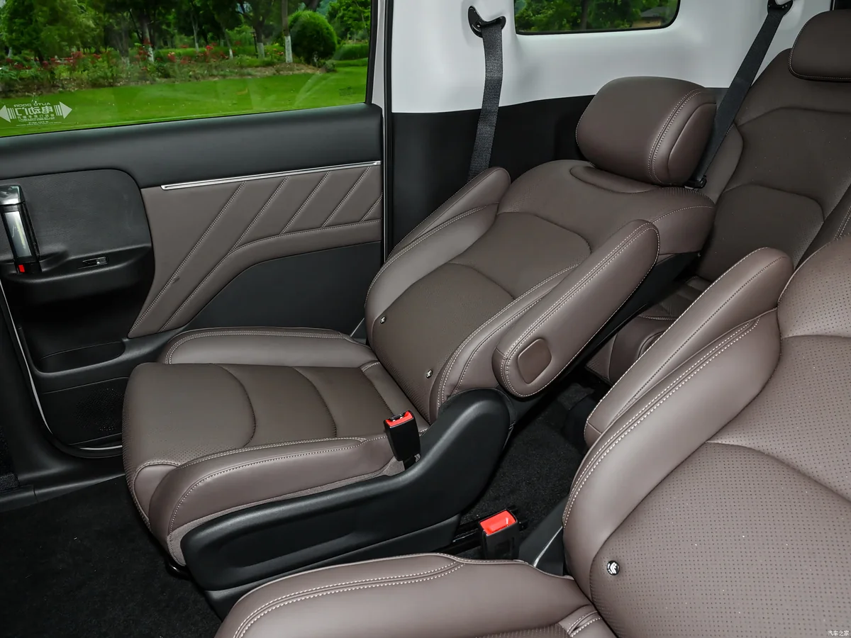 Капитанские кресла второго ряда Wuling Starlight 730 2026
