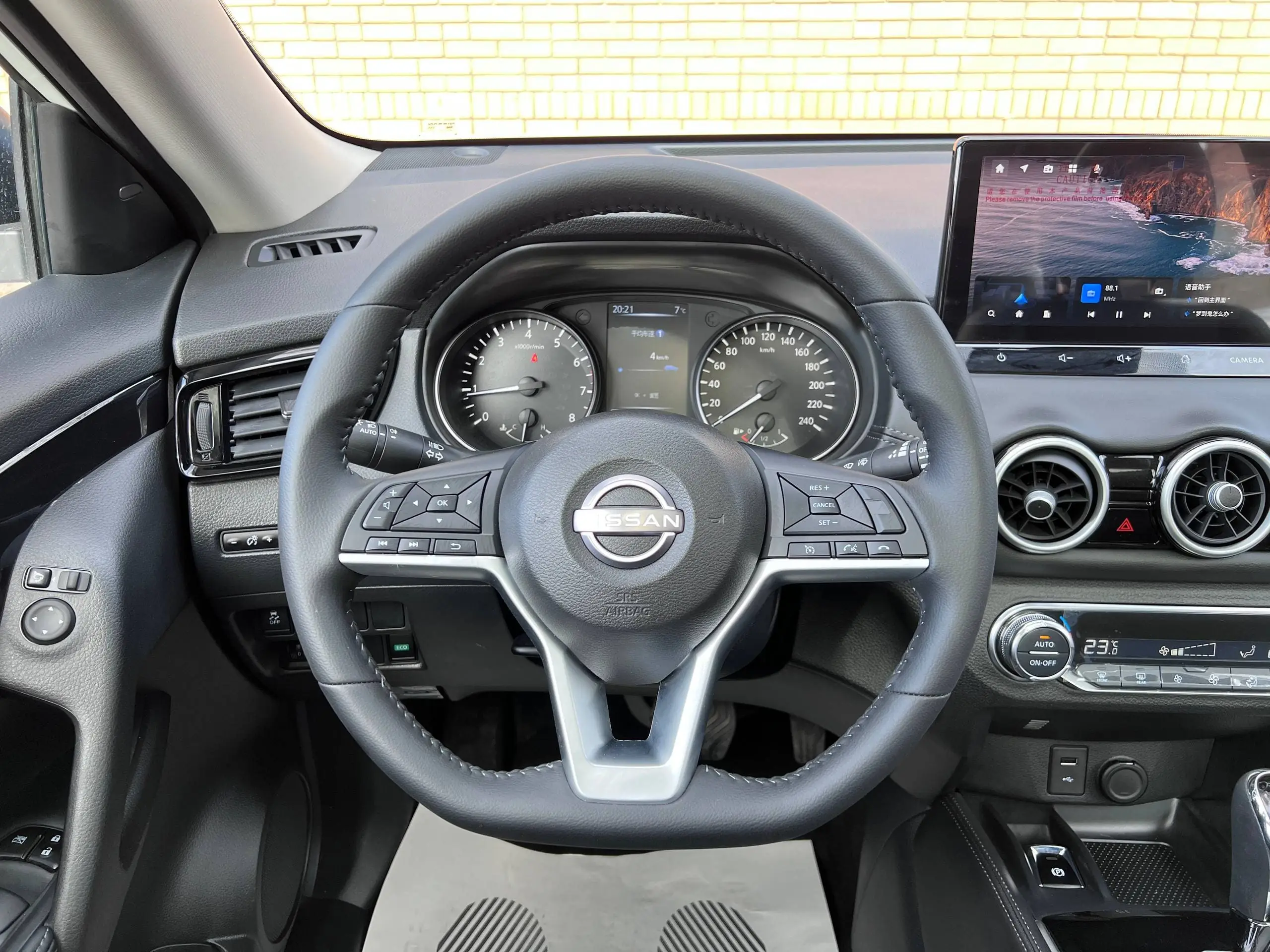 Интерьер Nissan X-Trail 2026 — кожаный салон, мультимедиа 12.3 дюйма